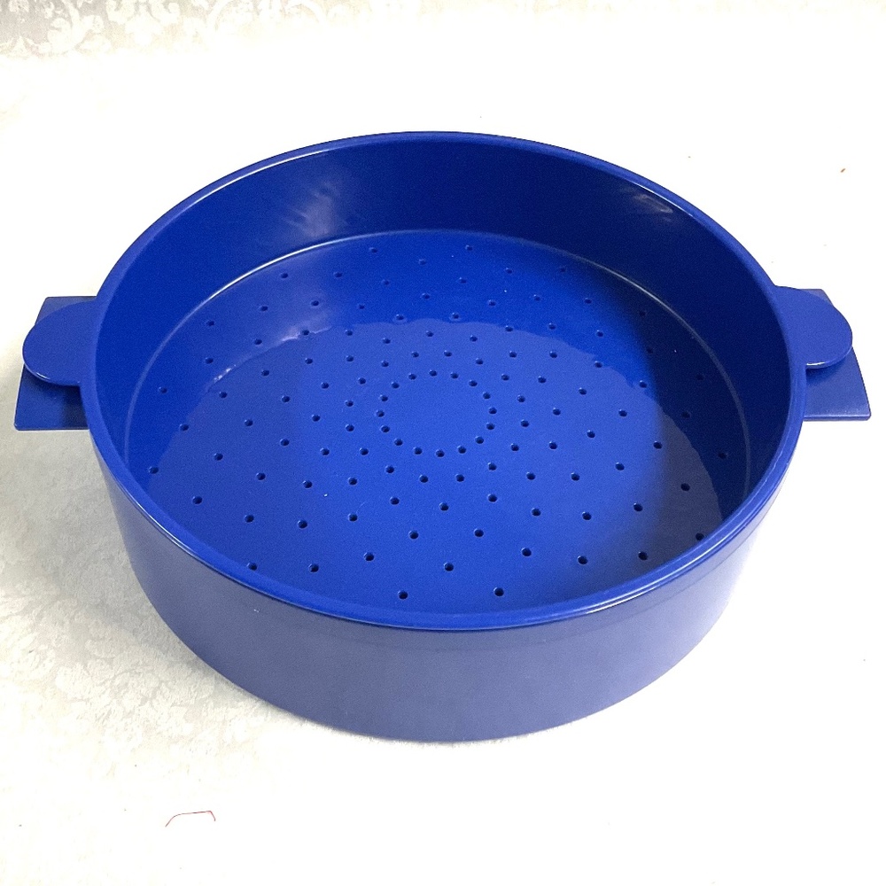 Tupperware 9"X2.5”. Microwave Steamer